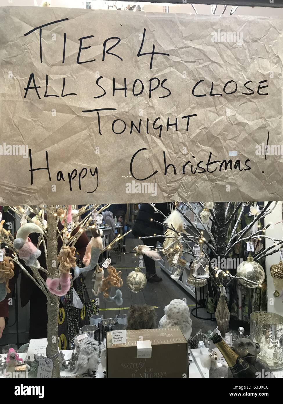 Cartello su Gift Shop Church Street Twickenham. L'ultimo giorno di shopping per i negozi non essenziali a Londra come Tier 4 inizia domani, che è il 20 dicembre 2020. - Immagine stock catturata con smartphone