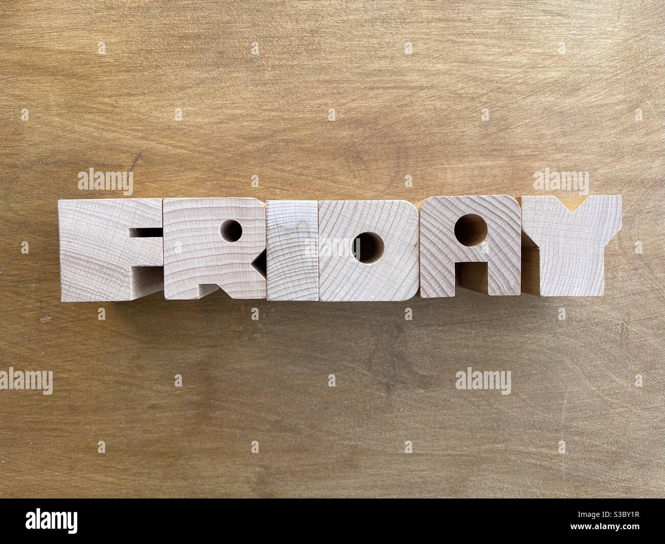 Venerdì, giorno della settimana composto da lettere in legno su tavola di legno Foto Stock