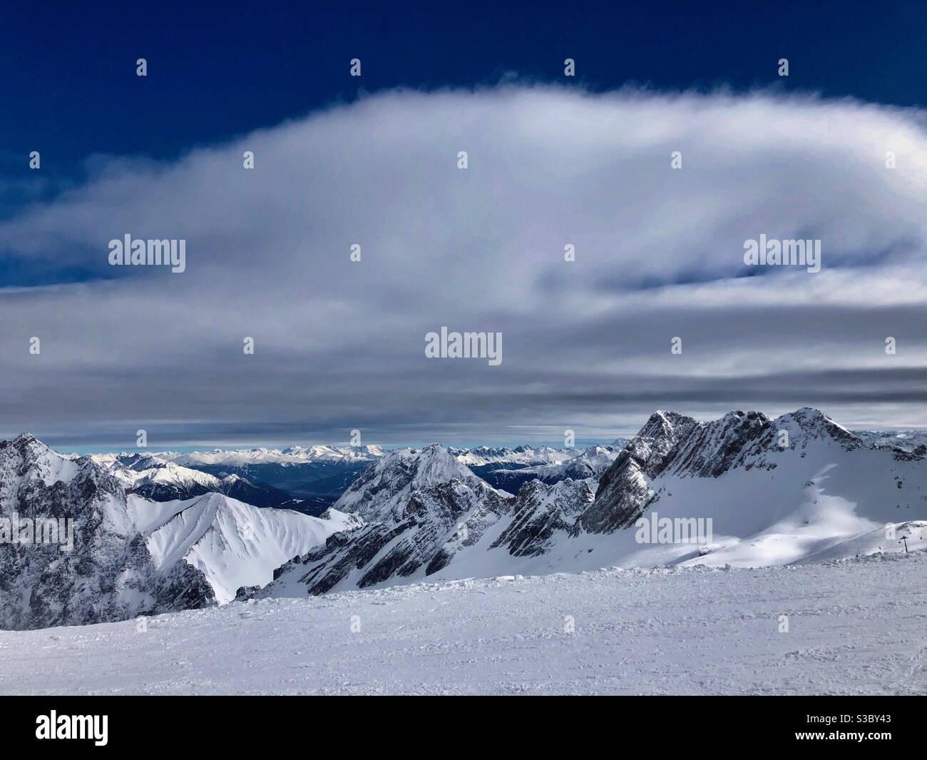 Vista dall'area sciistica in cima al ghiacciaio Zugspitze nelle Alpi tedesche. - Immagine stock catturata con smartphone