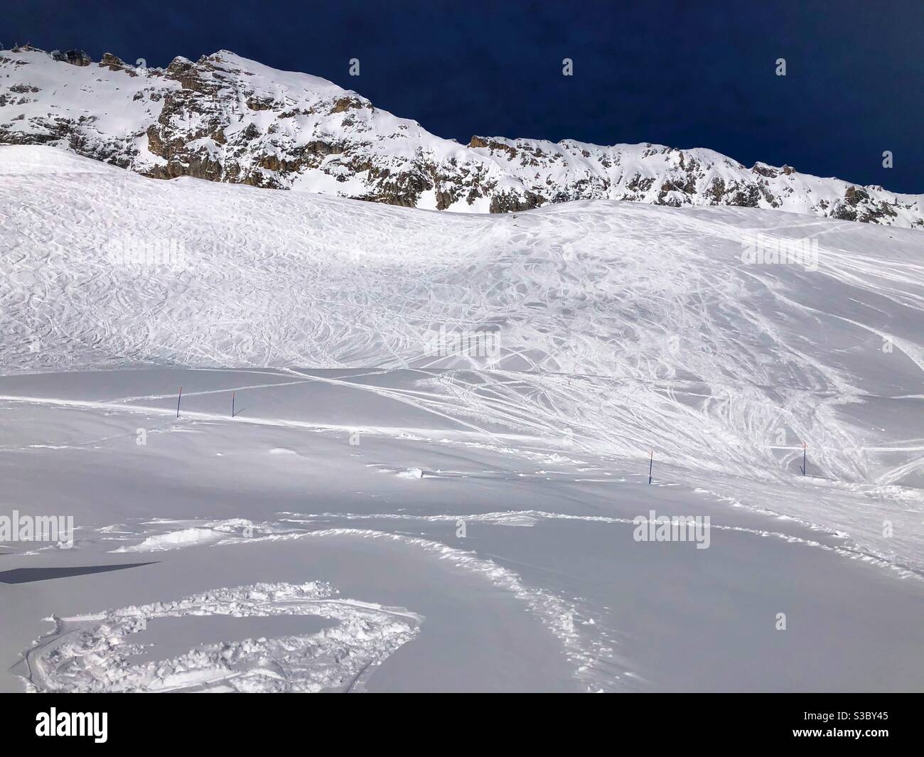 Area sciistica alpina sulla cima della montagna tedesca più alta Zugspitze (2962 m). - Immagine stock catturata con smartphone