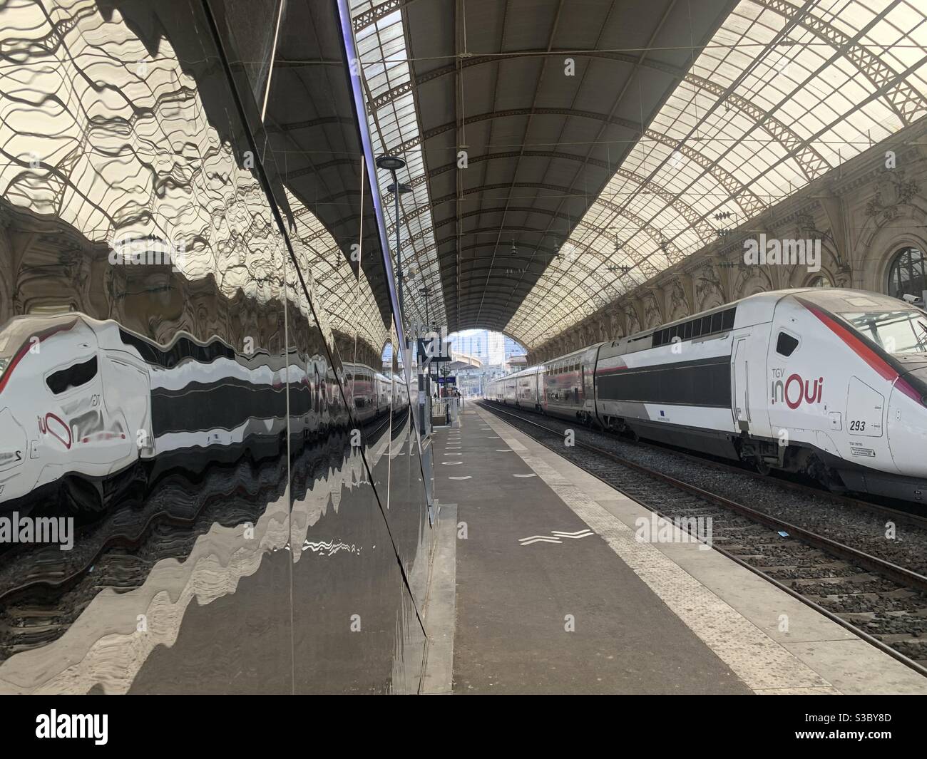 Riflessione di un treno espresso nella stazione ferroviaria di Nizza, Francia Foto Stock