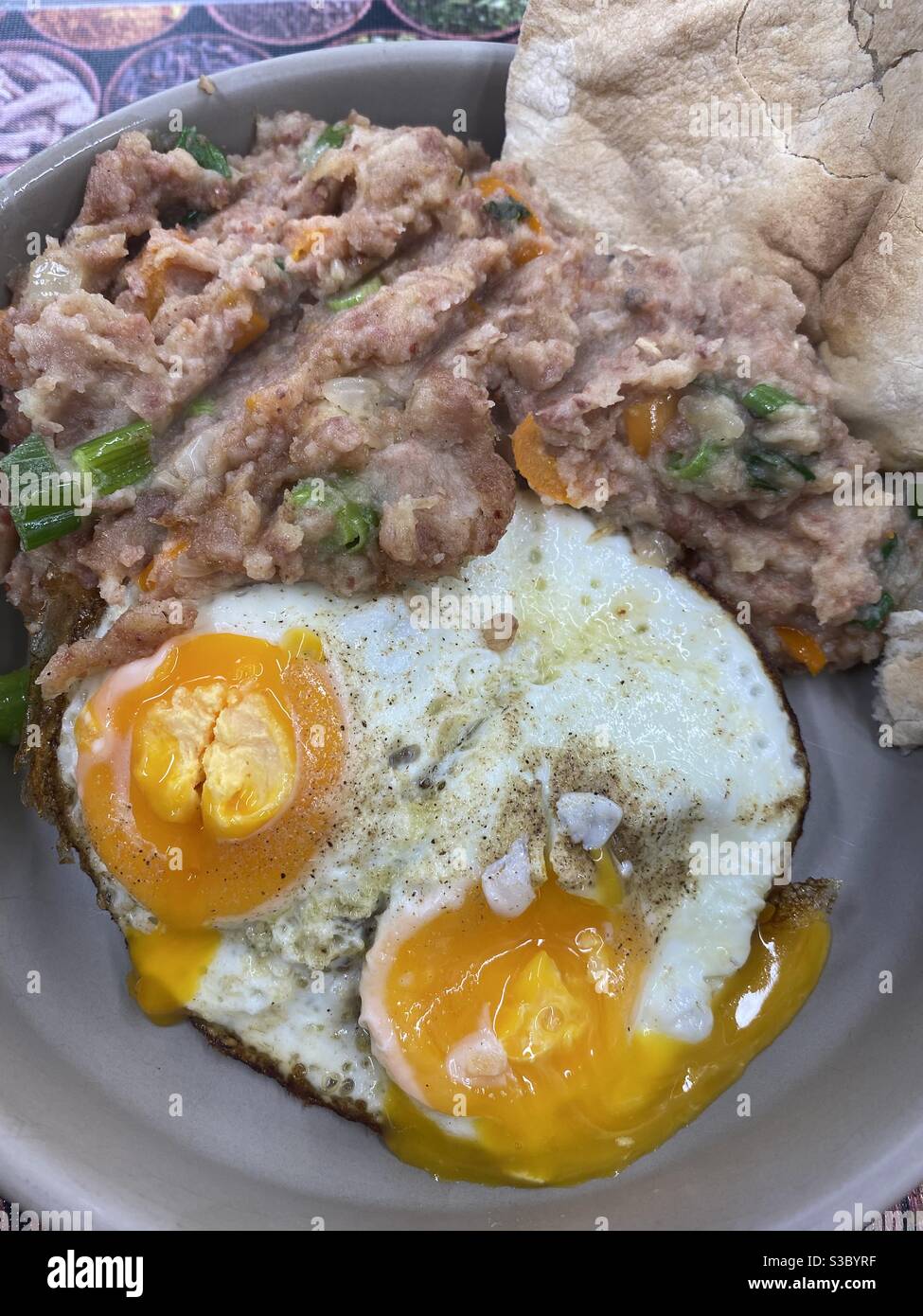 CornBeef Hash, uovo doppio runny CornBeef Hash, uovo doppio runny Foto Stock