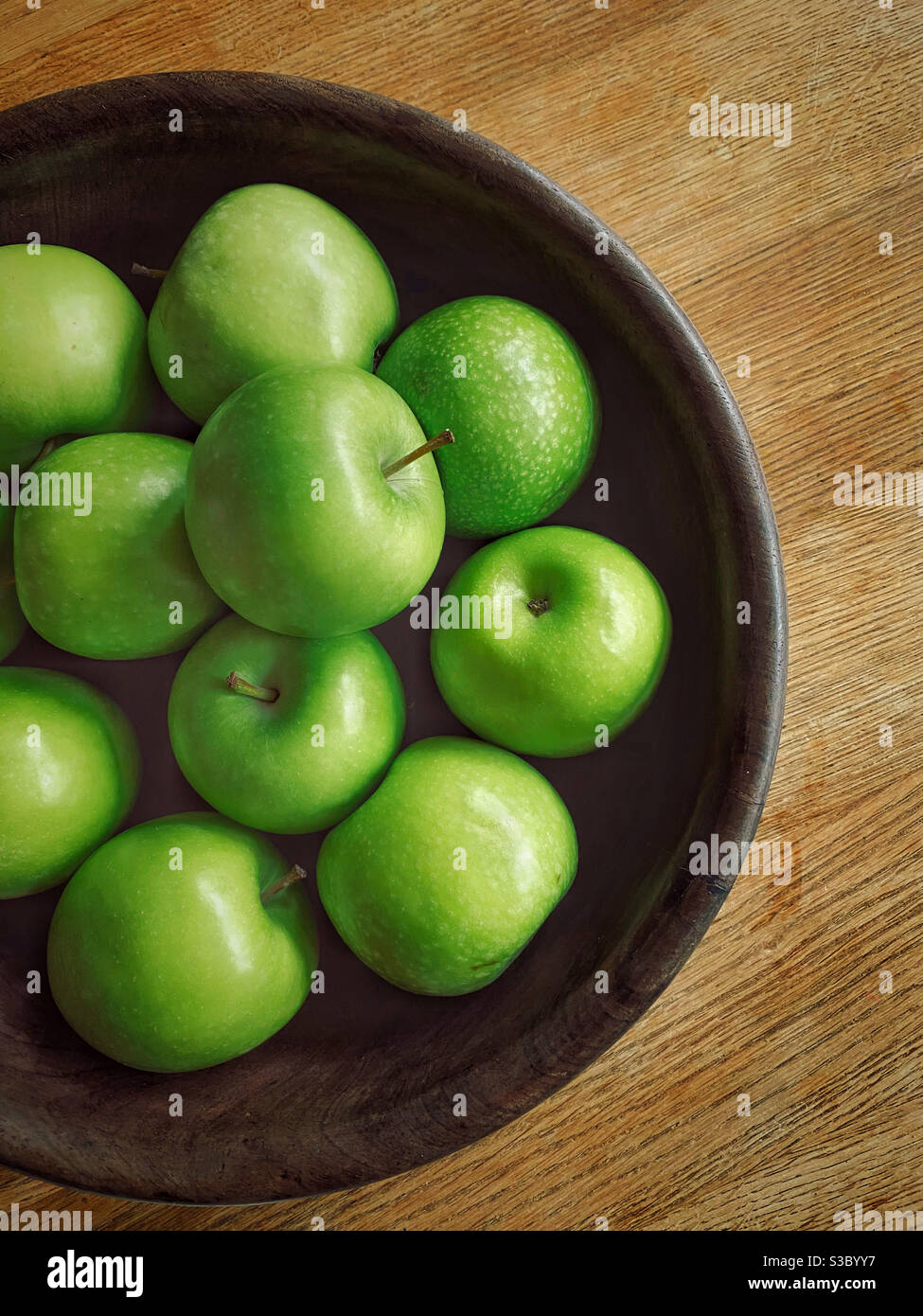 Un'immagine in alto (piatto) con una ciotola di mele verdi Granny Smith. Spazio per la copia. Credito fotografico - ©️ COLIN HOSKINS. Foto Stock