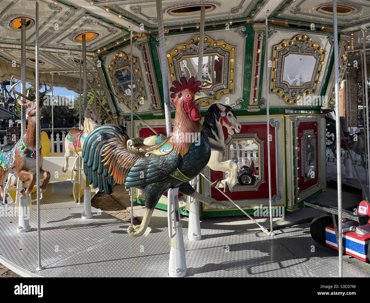 Rooster su una giostra all'aperto Foto Stock
