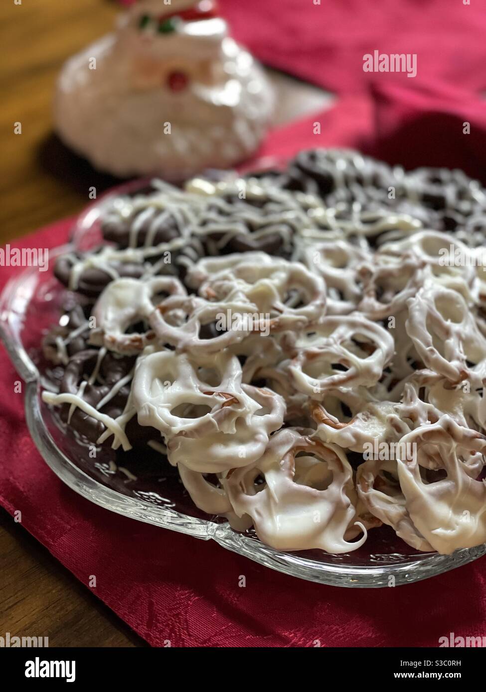 Pretzel ricoperti di cioccolato bianco e nero con sfondo natalizio Foto Stock