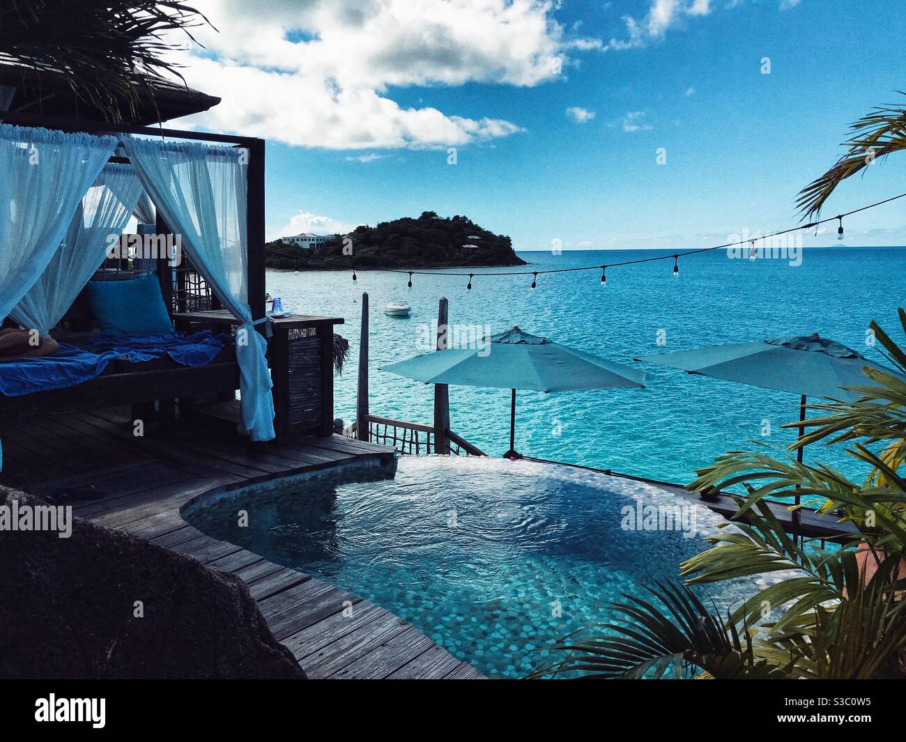 Sheer Rocks ad Antigua con vista sul Mar dei Caraibi, piscina e divano letto Foto Stock
