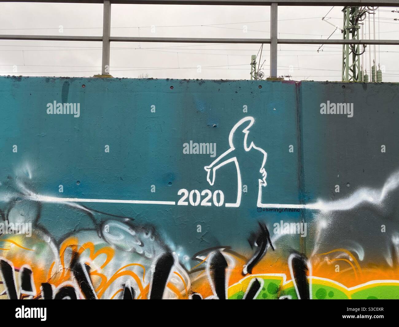 Un Graffiti del personaggio cartoon la linea che lamenta l'anno 2020, Berlino, Germania Foto Stock