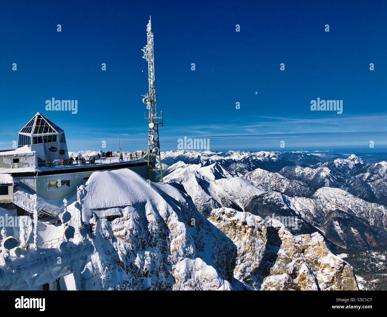 Vista delle cime alpine e della stazione della funivia da Zugspitze 2962m, la montagna tedesca più alta. Foto Stock