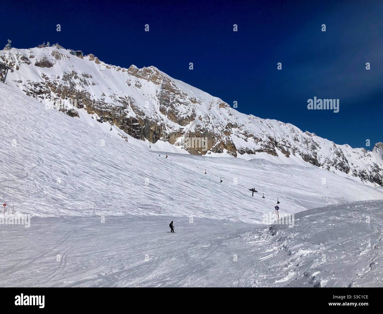 Area sciistica sulla cima di Zugspitze, la montagna più alta della Germania. Foto Stock