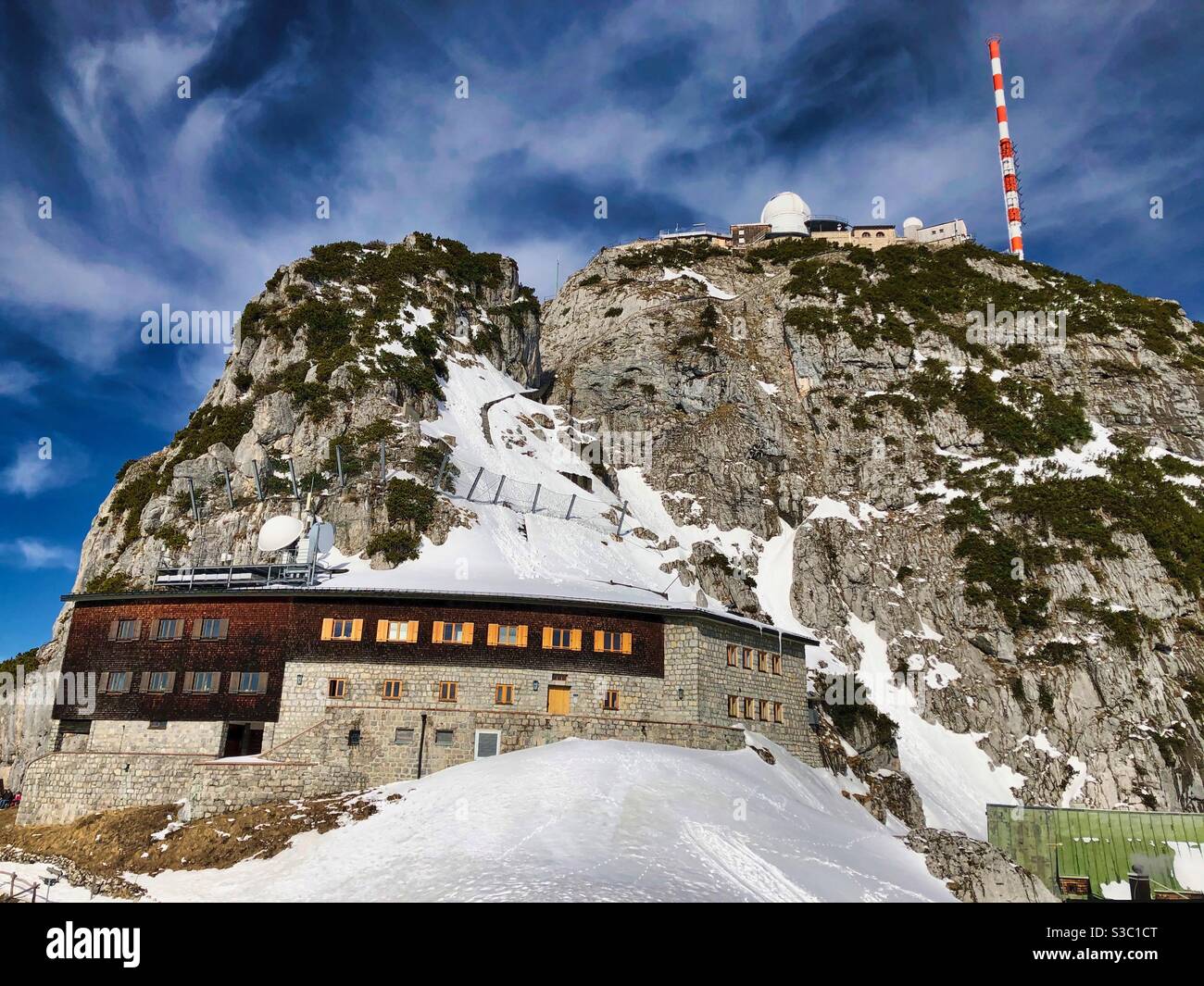 Osservatorio sulla cima del Monte Wendelstein (1838 m) nella Germania del Sud. - Immagine stock catturata con smartphone
