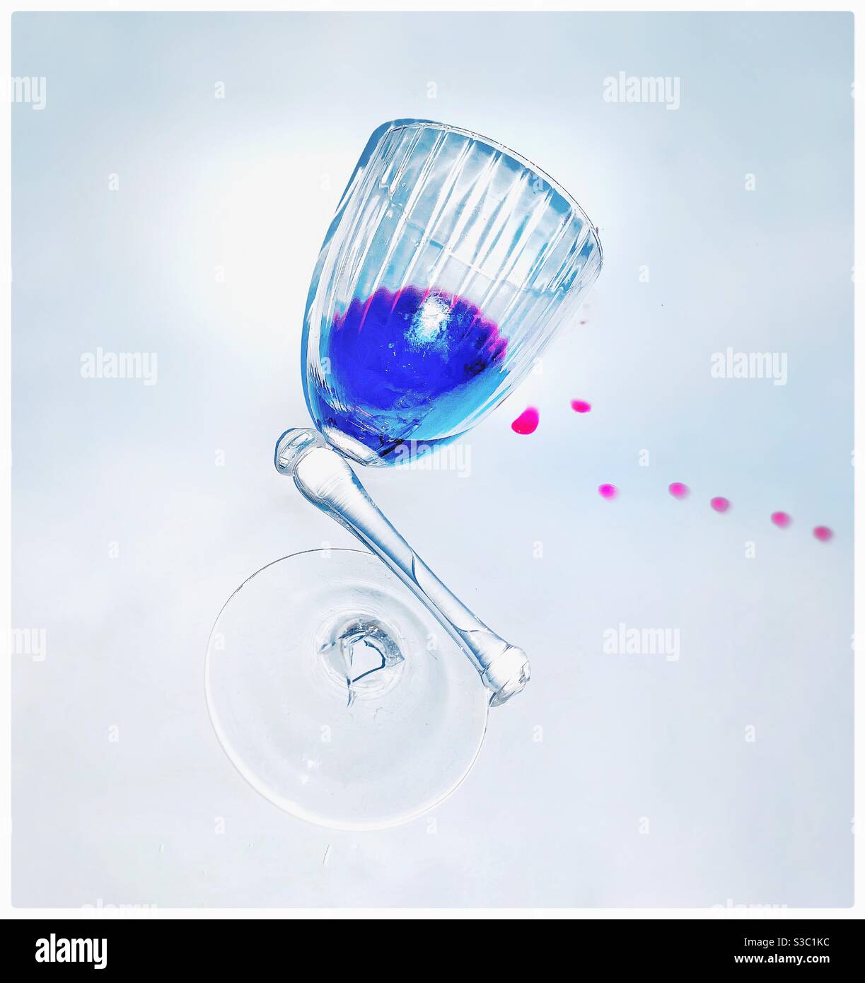 Bicchiere di vino rotto immagini e fotografie stock ad alta risoluzione -  Alamy