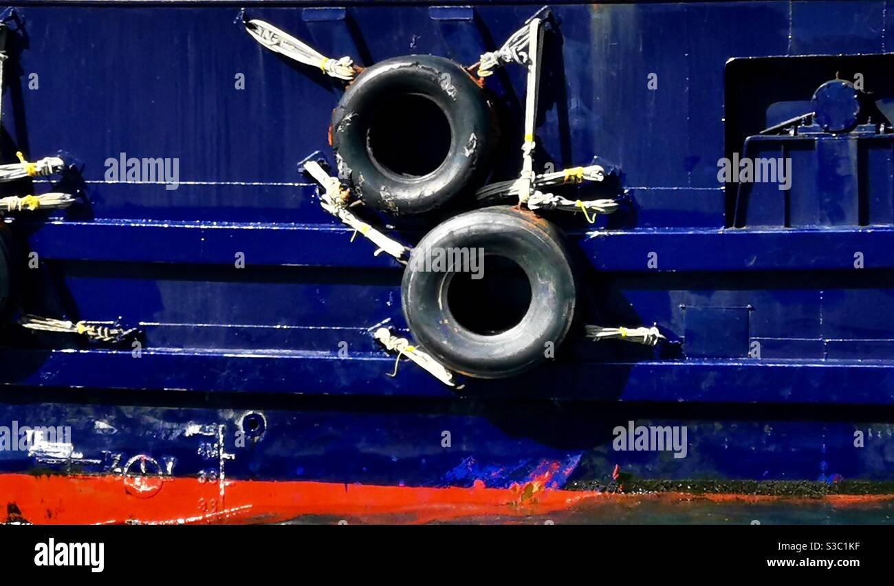 Parafanghi pneumatici su un lato di una barca da pesca ad Aberdeen, Hong kong. Foto Stock