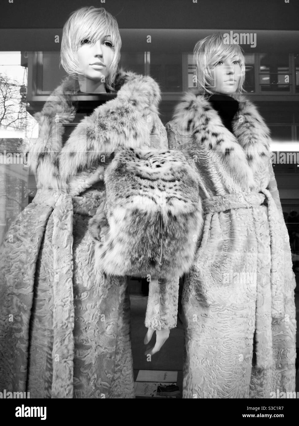 Veri cappotti in pelliccia nella vetrina russa Foto Stock