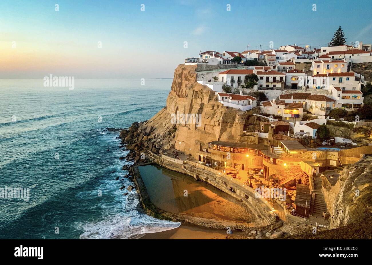 Azenhas do Mar. Una bella città di mare nel comune di Sintra, Portogallo durante il tramonto. Foto Stock