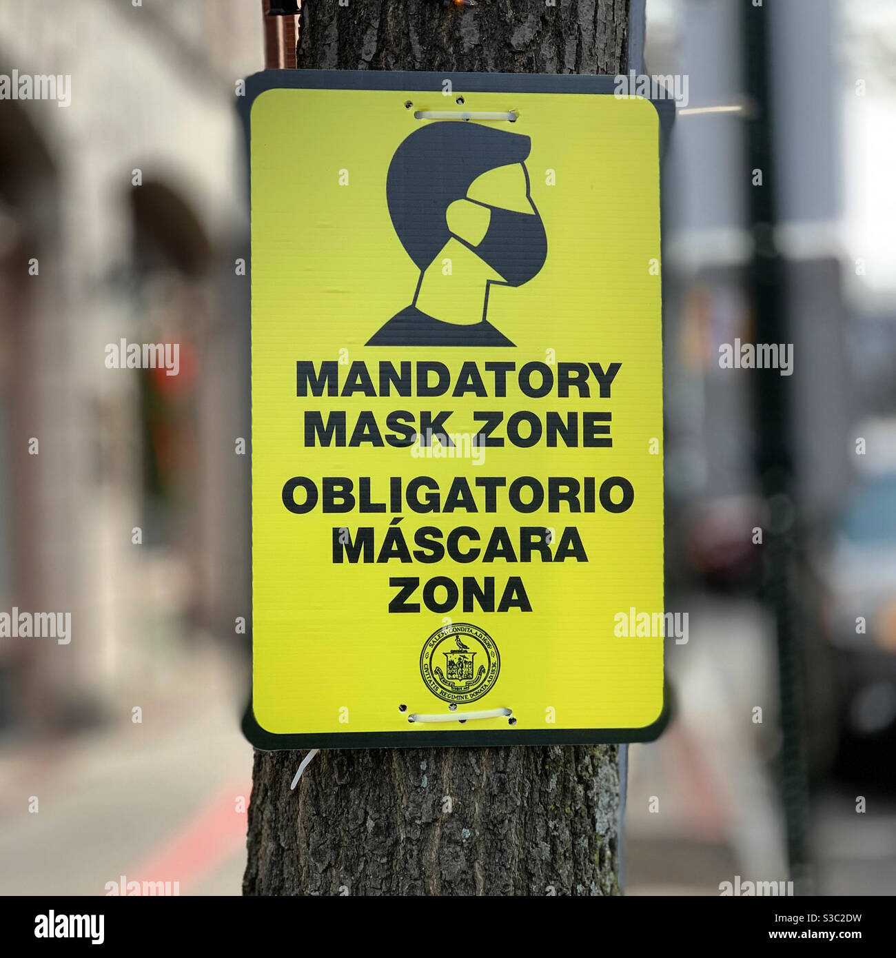 Dicembre 2020. Salem, Massachusetts, Stati Uniti. Immagine di un cartello che indica una zona maschera obbligatoria in inglese e spagnolo. Foto Stock