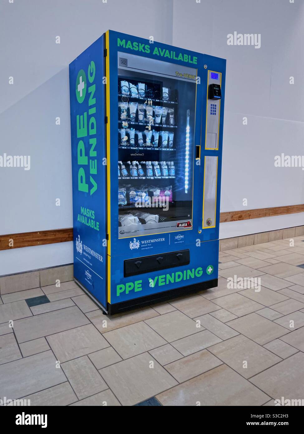 Distributori automatici DPI nel centro commerciale del Regno Unito che evidenziano un cambiamento dovuto alla pandemia COVID. Foto Stock