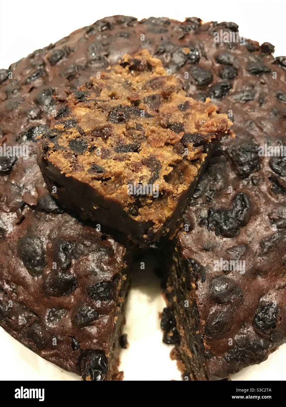 Torta di Natale fatta in casa con una fetta tagliata fuori Foto Stock