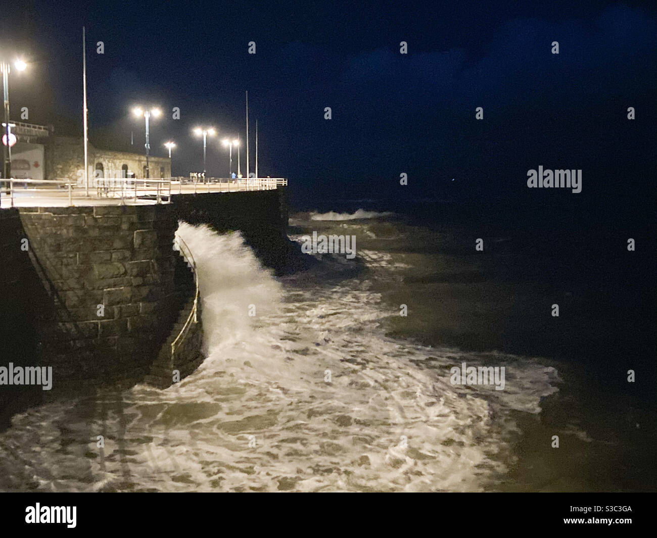Aberystwyth, Galles occidentale, Regno Unito. Martedì 29 dicembre 2020. News: Storm Bella continua ad Aberystwyth facendo enormi onde battere contro il muro del mare. Credito fotografico ©️Rose Voon / Alamy Live News. Foto Stock
