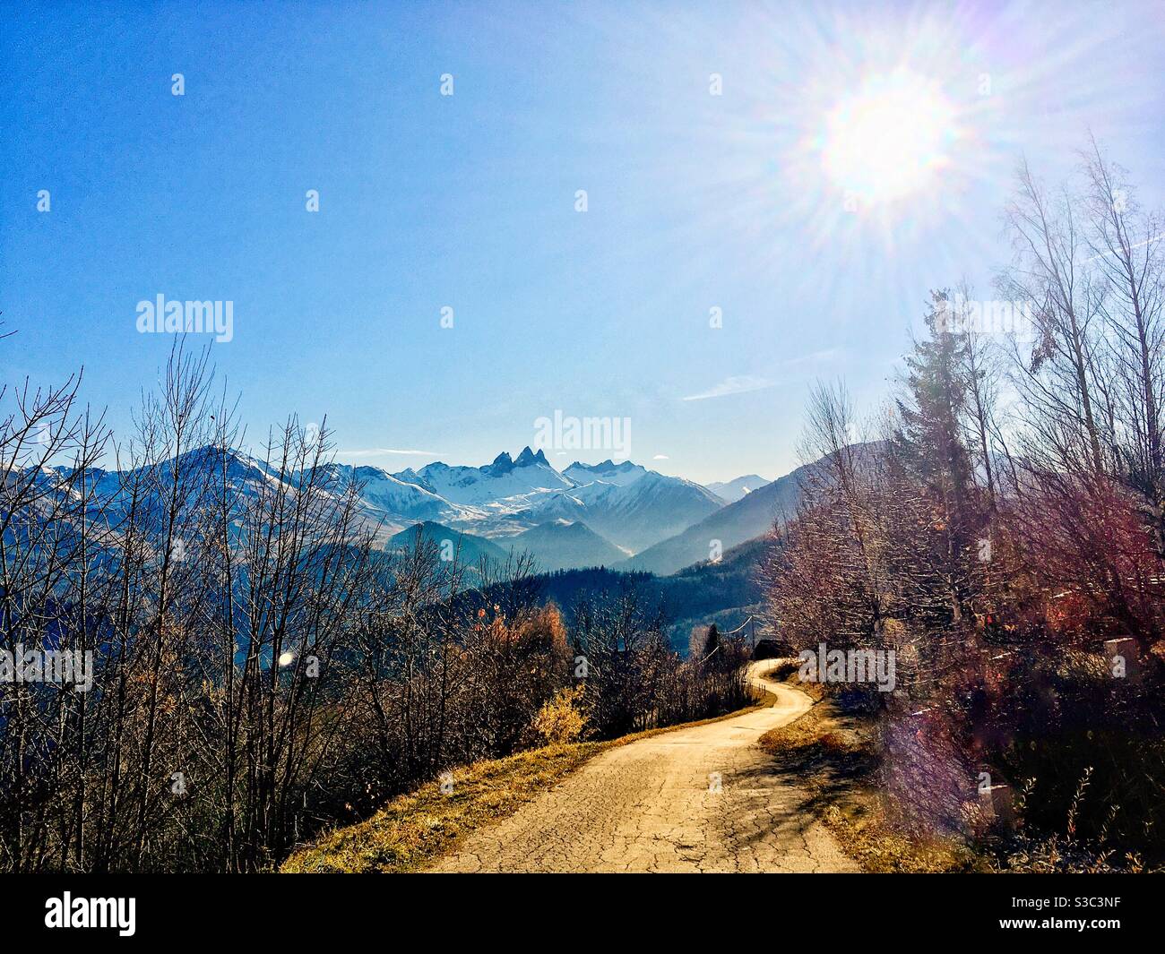 Paysage. Une route à Jarrier, les Aiguilles d’Arves en arrière-plan. Maurienne Savoia Alpi Foto Stock
