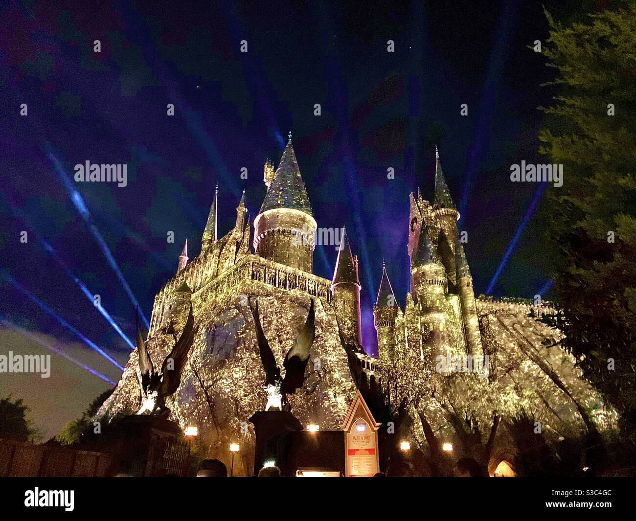 Il mondo magico del castello di Harry Potter Hogwarts di notte con effetto brillantante e luci all'Universal Orlando Resort, Florida USA Foto Stock