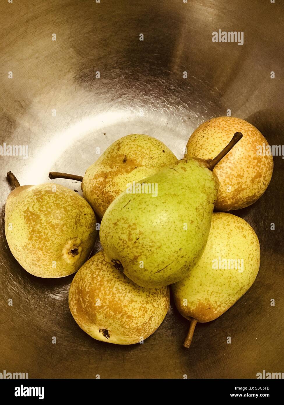 pere gialle nel recipiente - Immagine stock catturata con smartphone