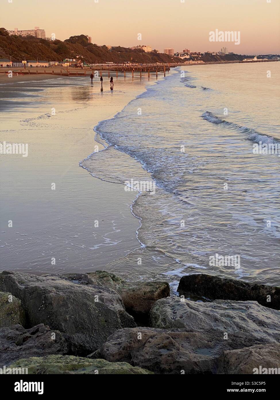 Crepuscolo su Bournemouth e Poole Bay, Dorset, Inghilterra, Regno Unito Foto Stock