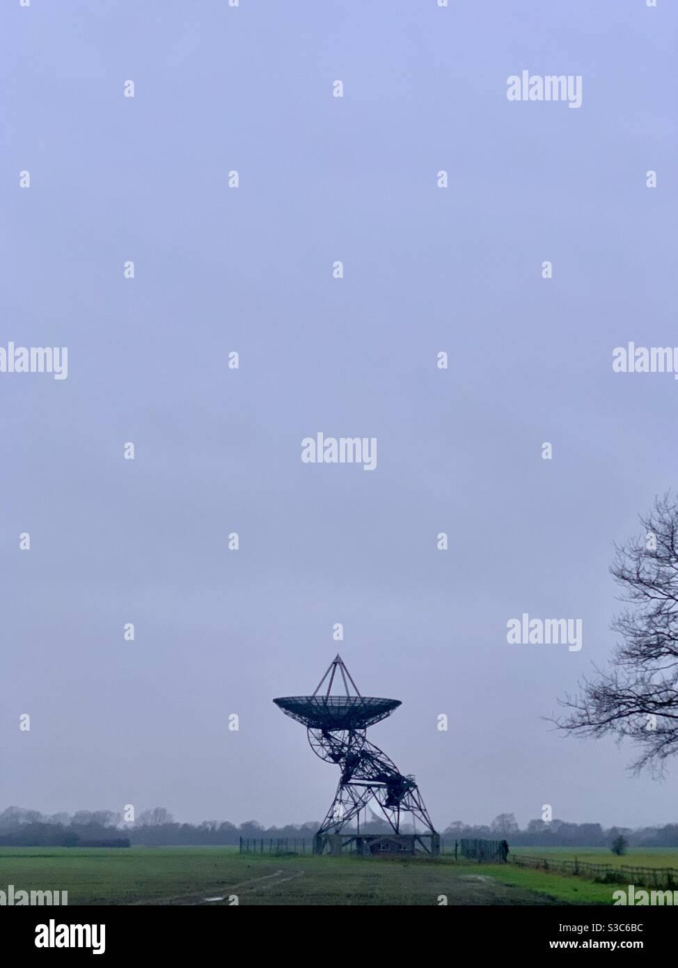 Un telescopio / piatto presso Mullard radio Astronomy Observatory (MRAO) a Cambridgeshire. Parte dell'Università di Cambridge Foto Stock