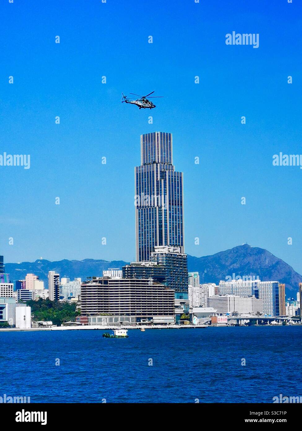 Un elicottero che sorvola il porto di Victoria a Hong Kong . - Immagine stock catturata con smartphone