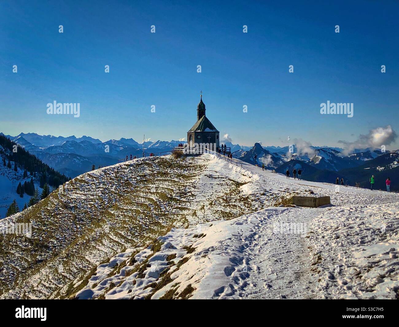 Wallbergkircherl - piccola chiesa in cima al monte Wallberg (1722 m) nelle Alpi bavaresi, Germania. Foto Stock