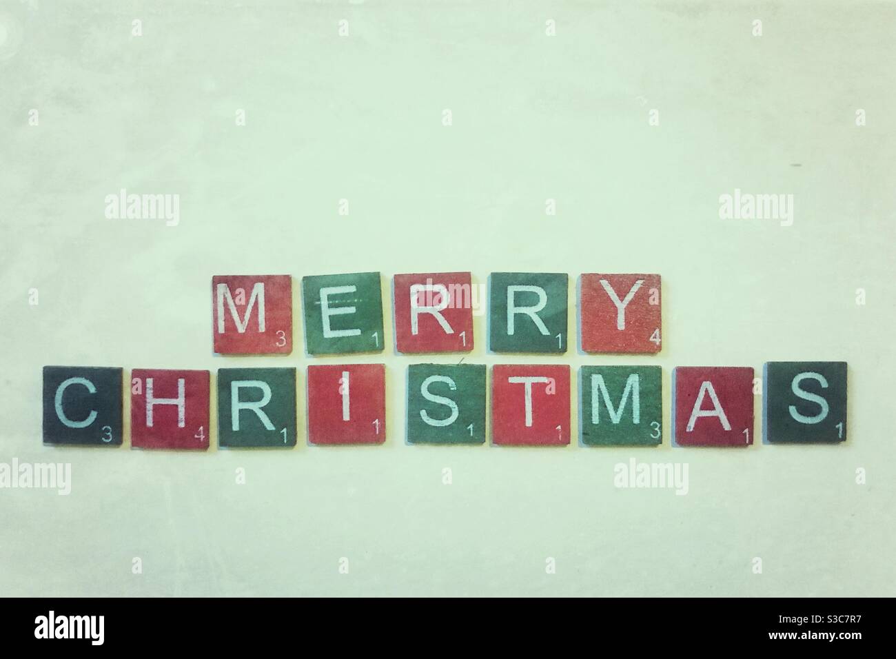 Piastrelle di legno verde e rosso che scrivono Buon Natale. Foto Stock