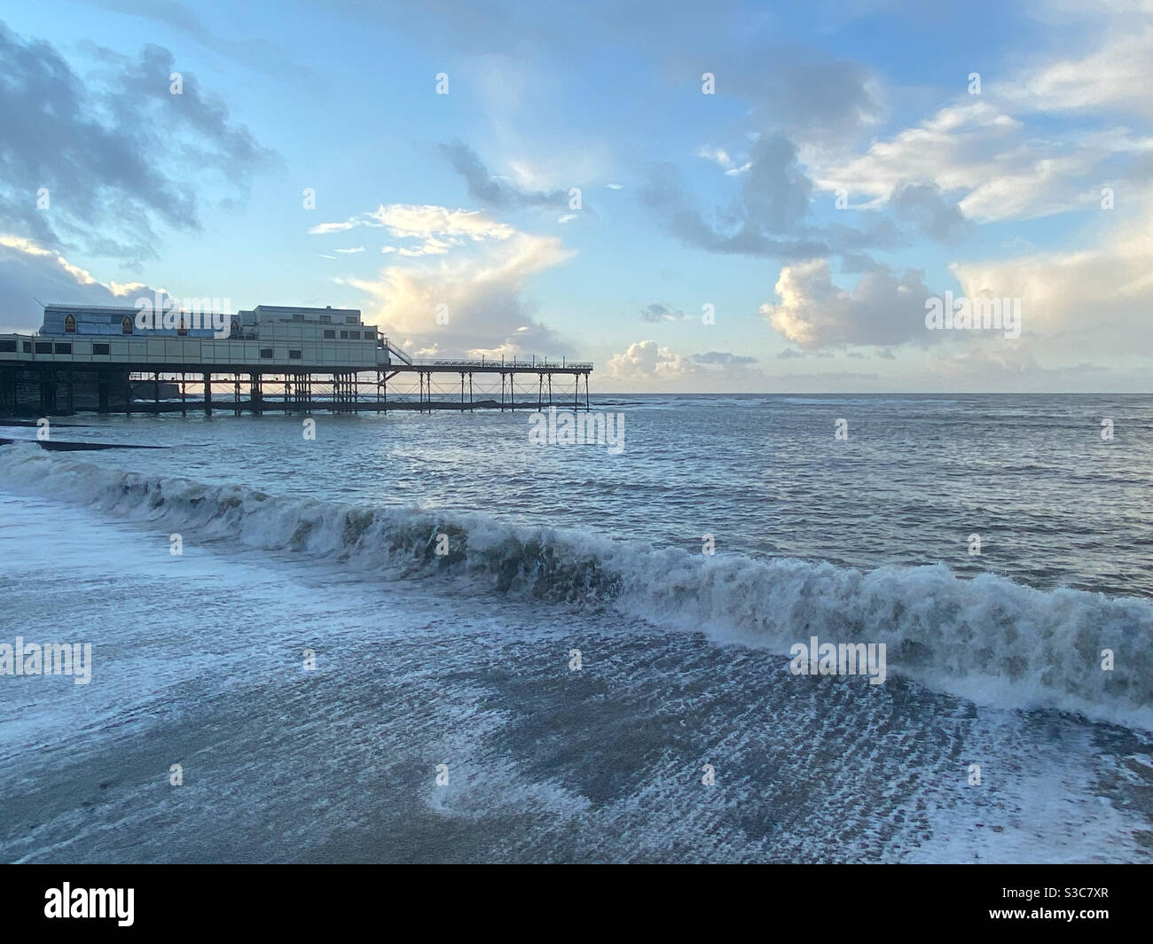 Aberystwyth, Galles occidentale, Regno Unito. Domenica 3 gennaio 2021. Tempo: Una mattina fredda nella spiaggia di Aberystwyth. Credito fotografico ©️ Rose Voon / Alamy Live News. Foto Stock