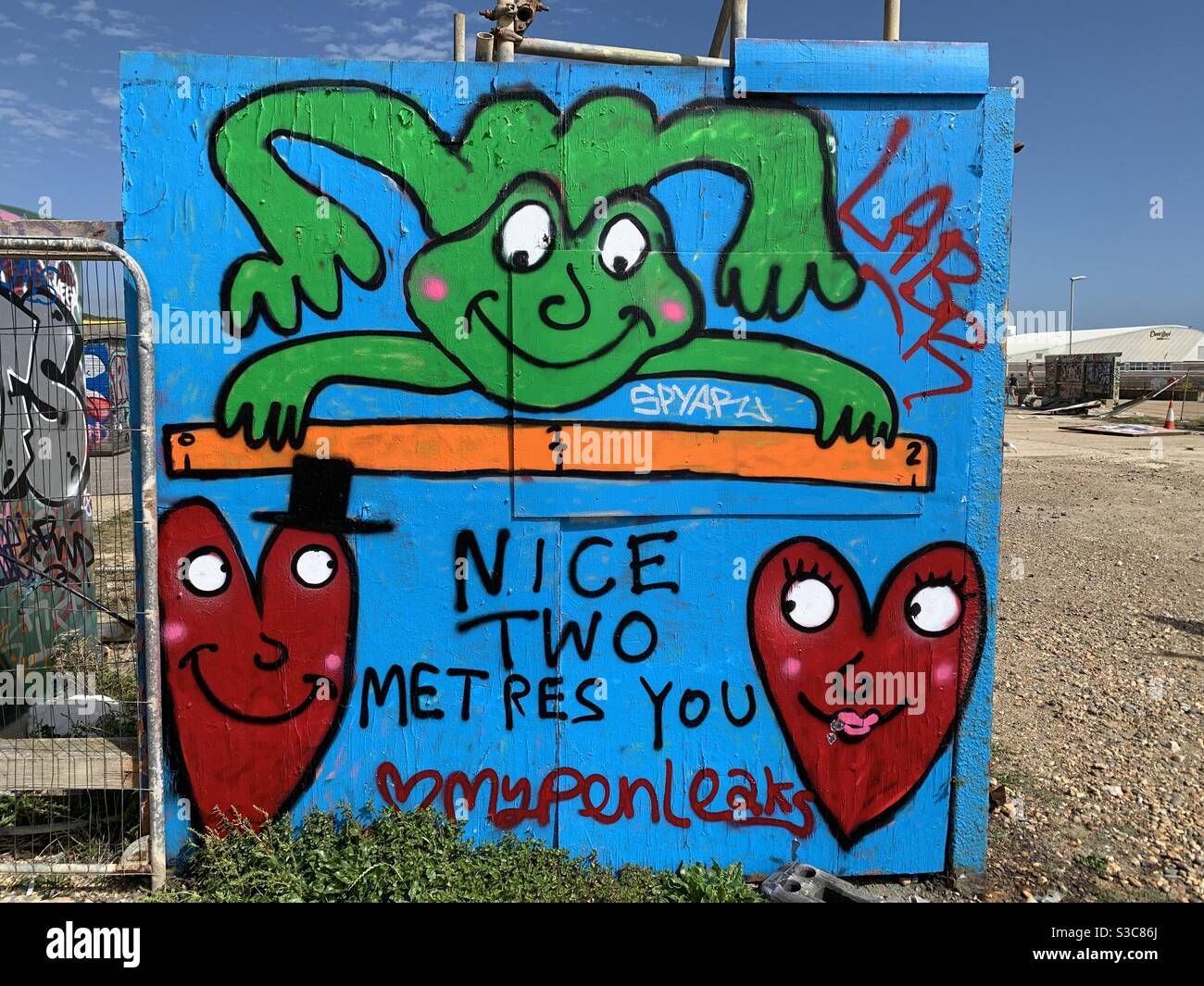 COVID-19 graffiti correlati alla marina di Brighton Foto Stock