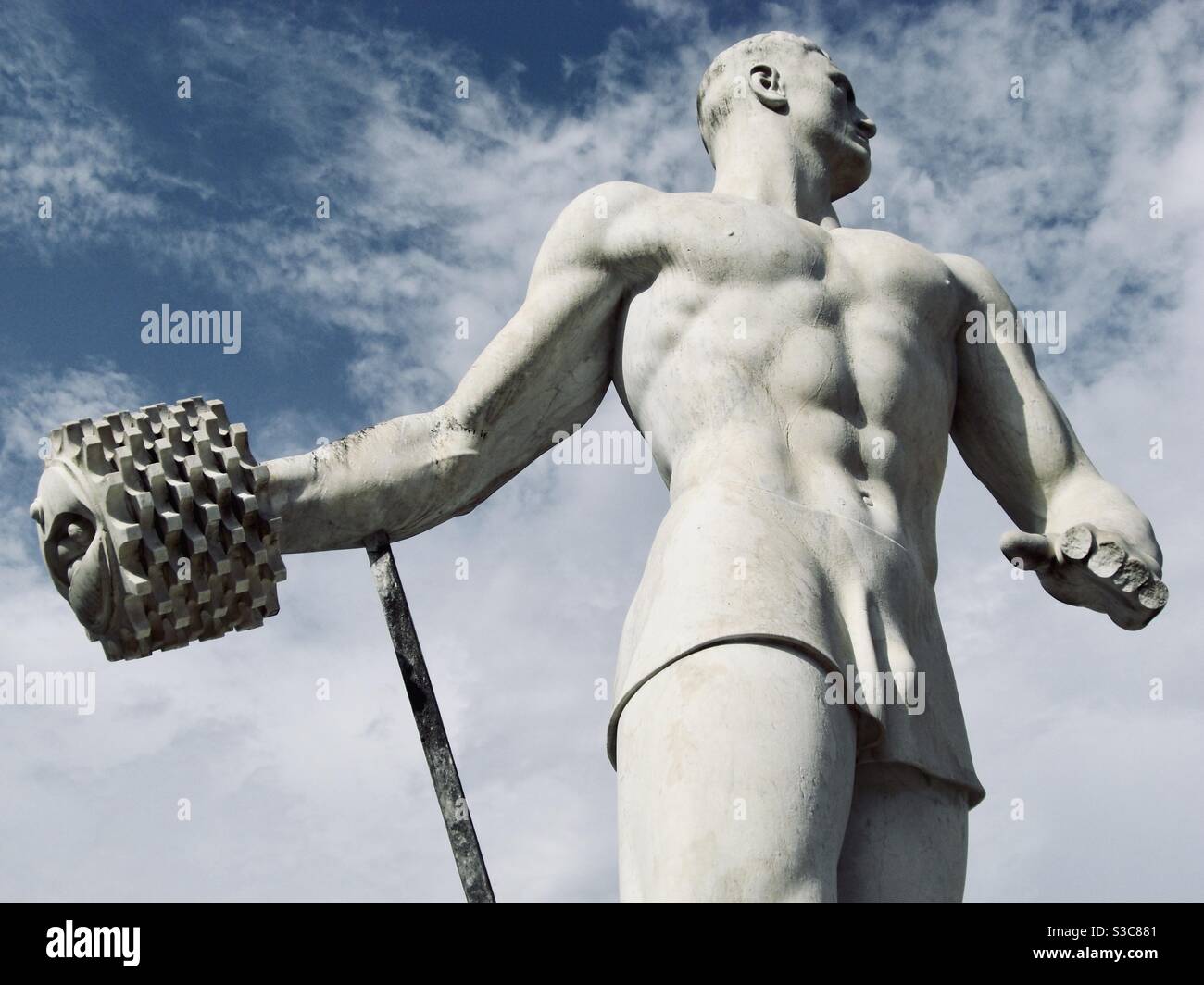 Statua in marmo bianco di Carrara dell'atleta muscolare maschile nel  complesso sportivo Foro Italico, Stadio dei Marmi (precedentemente Foro  Mussolini), a Roma Foto stock - Alamy