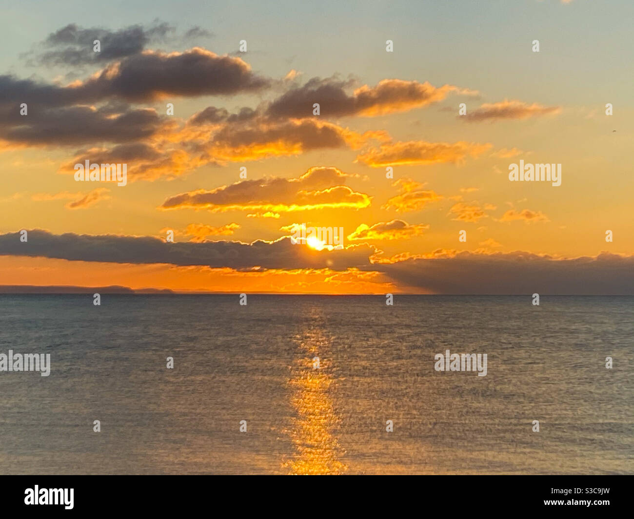 Aberystwyth, Galles occidentale, Regno Unito. Martedì 5 gennaio 2021. Tempo: Un tramonto mozzafiato di un'ora di golf ad Aberystwyth. Credito fotografico ©️ Rose Voon / Alamy Live News. Foto Stock