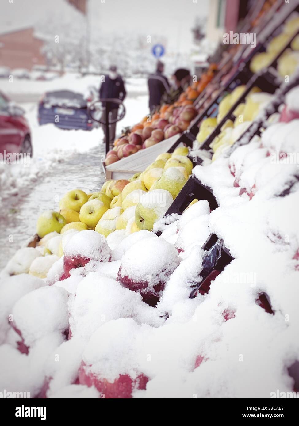 Mercato della frutta all'aperto sotto la neve Foto Stock