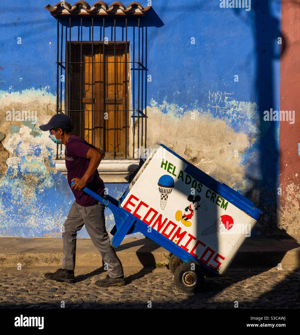 Il gelato uomo sulle strade acciottolate di Antigua, Guatemala durante COVID-19 Foto Stock