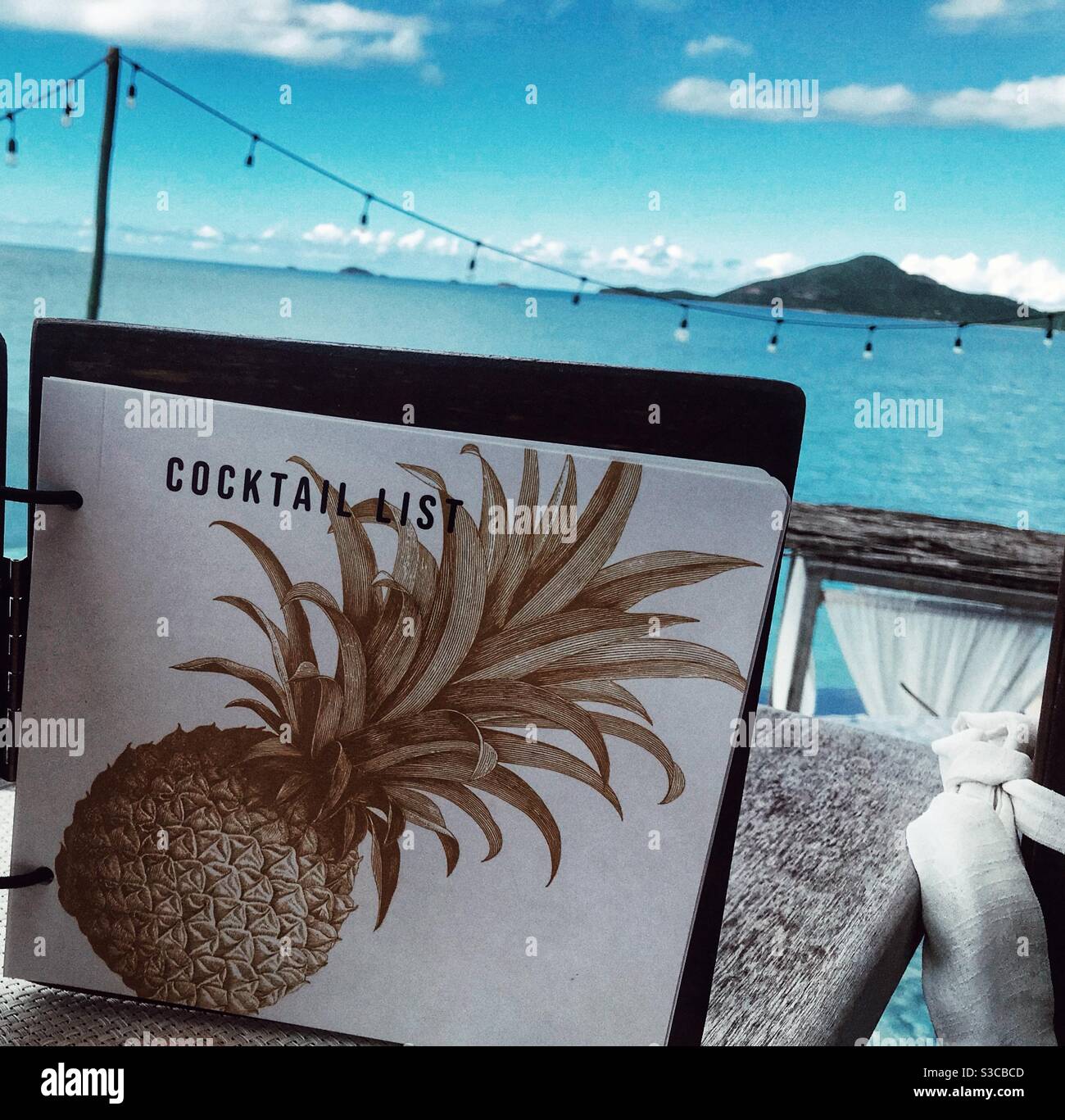 Lista dei cocktail con ananas e Mar dei Caraibi lo sfondo - Immagine stock catturata con smartphone