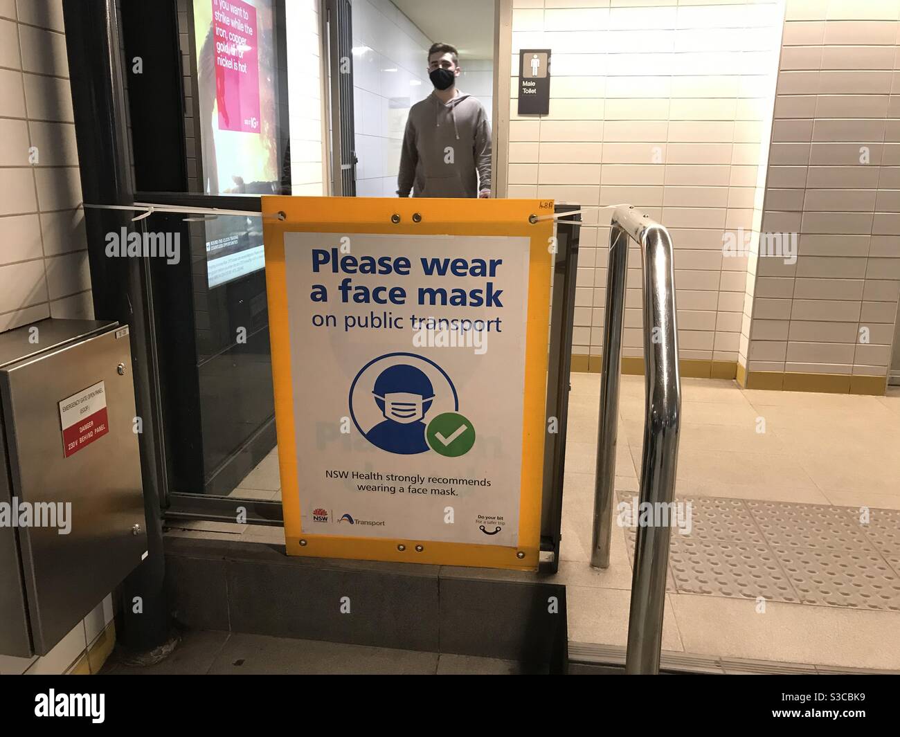 Si prega di indossare un cartello con la maschera fuori dai bagni della stazione del Municipio di Sydney, NSW, Australia. Le maschere facciali sono ora obbligatorie sui mezzi di trasporto pubblici nella zona di Sydney. Foto Stock