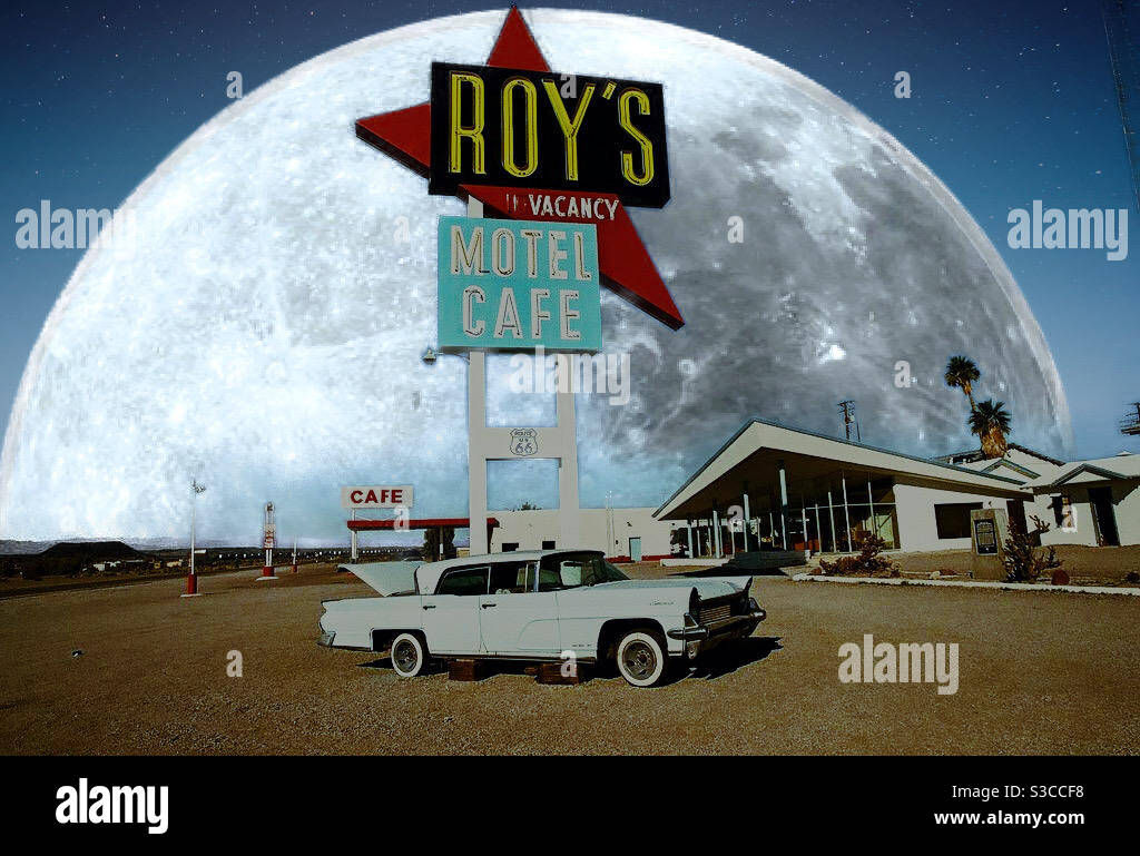 Collage digitale con la luna e foto della città di Amboy in California, route66 Foto Stock