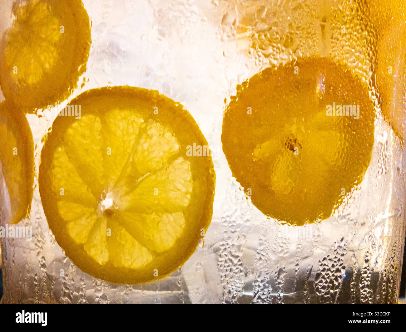 Fette di limone su un bicchiere di limonata. Foto Stock