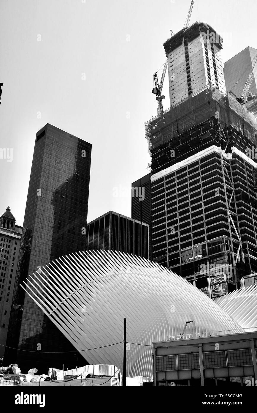 Foto in bianco e nero della costruzione in corso del paesaggio urbano nel centro finanziario di Manhattan a New York, USA Foto Stock