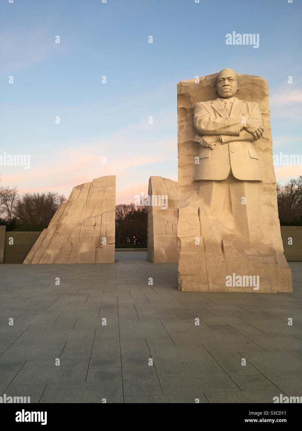 Alba al monumento commemorativo di Martin Luther King a Washington DC. - Immagine stock catturata con smartphone