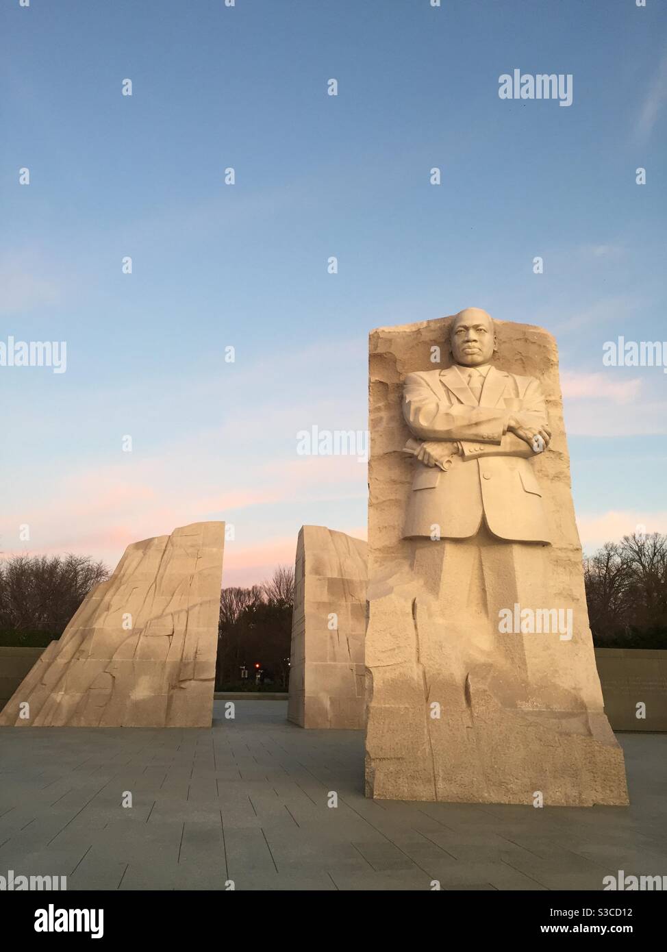 Alba al monumento commemorativo di Martin Luther King a Washington DC. - Immagine stock catturata con smartphone