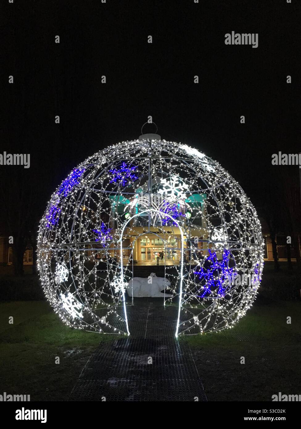 Installazione di luci giant da neve a globo natalizio - Immagine stock catturata con smartphone