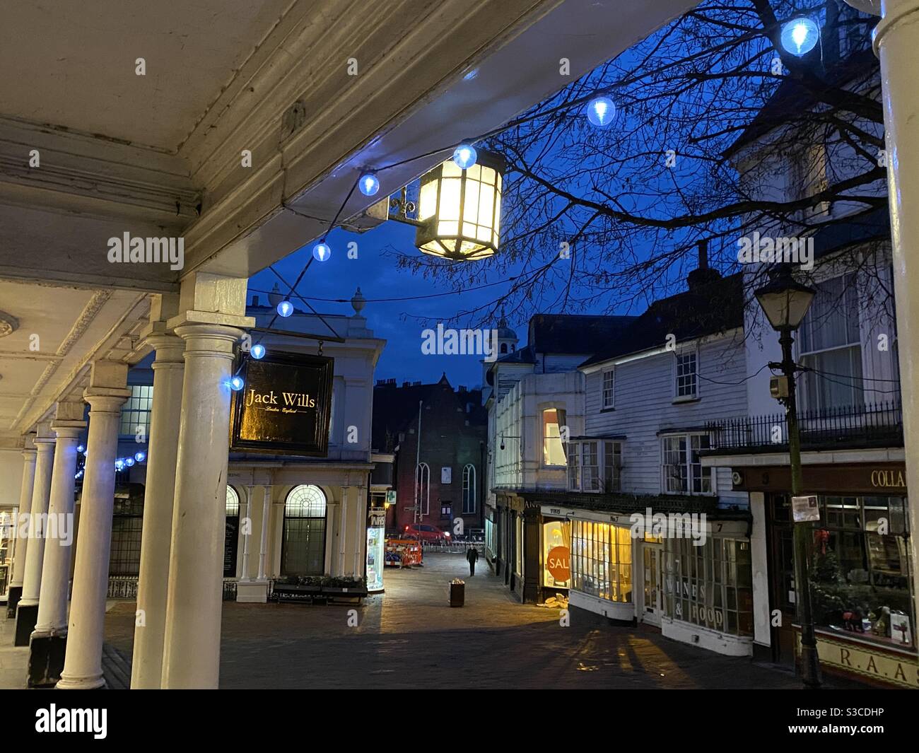 Royal Tunbridge Wells Kent South East England UK. Pantili che mostrano il colonnato con negozi di lampade tipiche e la zona della sorgente di Chalybeate al crepuscolo. Momento dolce al tramonto con cielo blu medio. Foto Stock