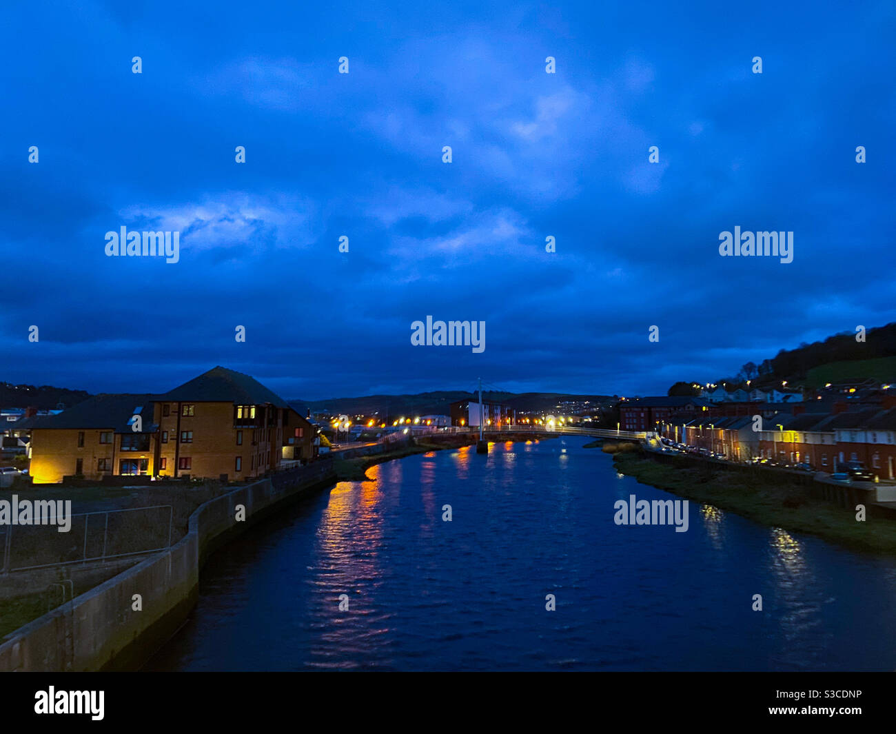 Aberystwyth, Galles occidentale, Regno Unito. Lunedì 11 Gennaio 2021. Meteo: Un Bluehour mozzafiato riempie i cieli di Aberystwyth. Credito fotografico ©️ Rose Voon / Alamy Live News. Foto Stock