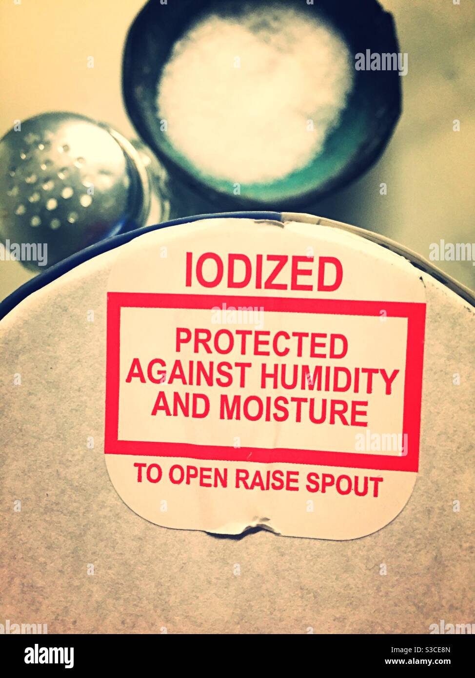 Adesivo protettivo su una nuova confezione di SALT, USA - Immagine stock catturata con smartphone