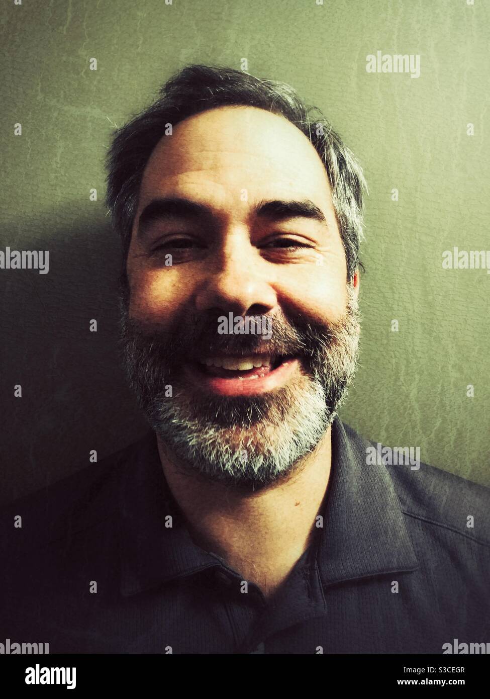 Ritratto di sorridente uomo di mezza età Foto Stock
