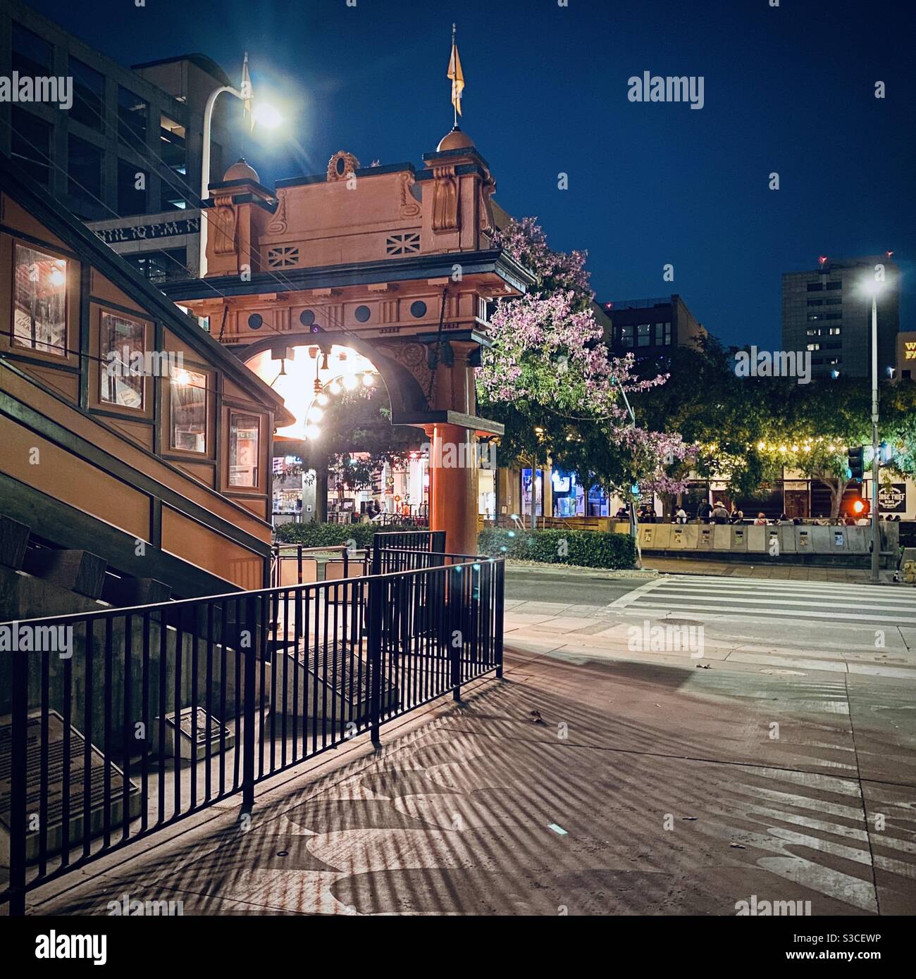 LOS ANGELES, CA, 2020 SETTEMBRE: Vista da dietro la stazione della funicolare di Angels' Flight su Hill Street, Downtown, di notte con il Grand Central Market sullo sfondo Foto Stock