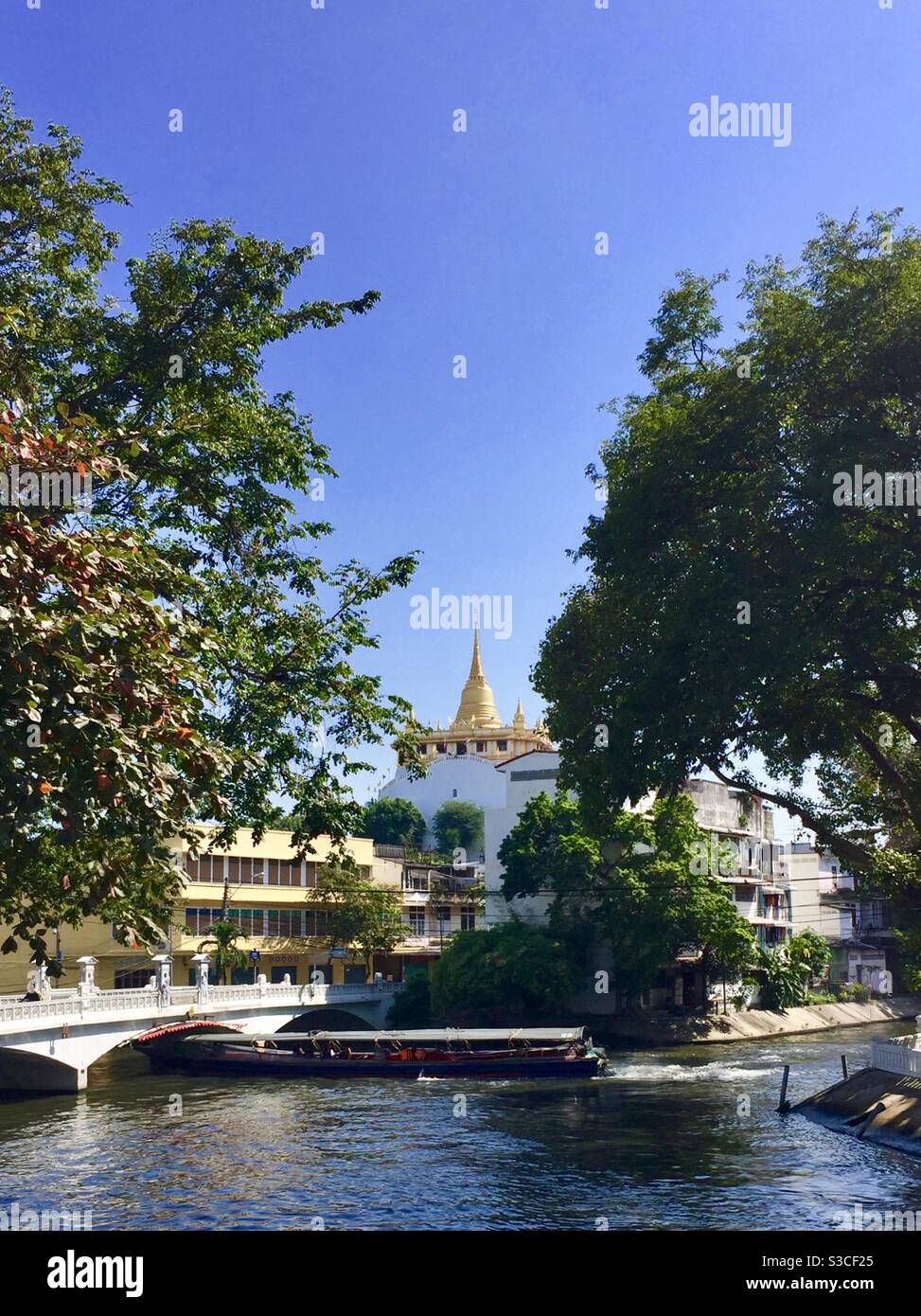 Canali di Bangkok con il tempio del monte Thailandia - Immagine stock catturata con smartphone